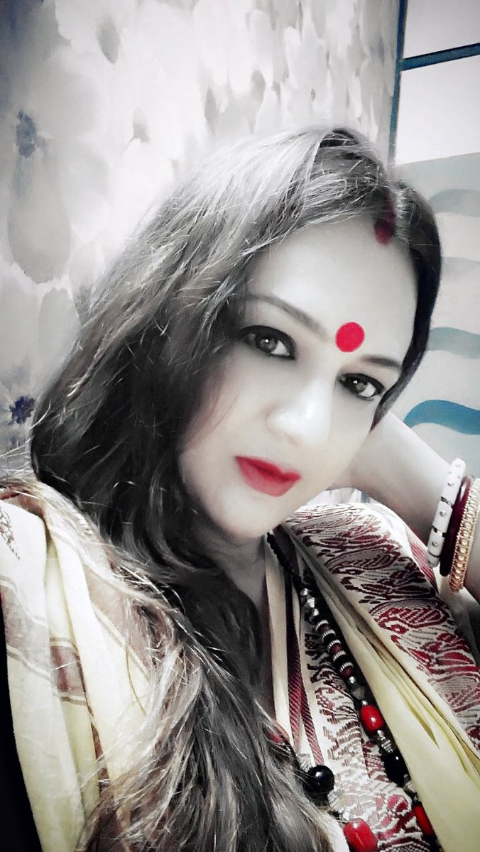 TriptiA45997349's tweet photo. Bengali Look 😍😍 #triptiagarwal #actress #Look ❤️❤️❤️❤️❤️ https://t.co/tSPq0bYnr8