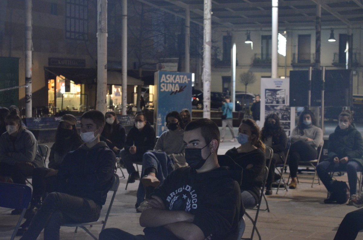 ErnaiDonostia's tweet photo. Atzoko elkartasun birako argazki batzuk📸

Eskerrik asko hurbildu zineten guztioi!

Azkenak bidea urratu arte! 

#GazteokZuekin https://t.co/1AB672GvaI