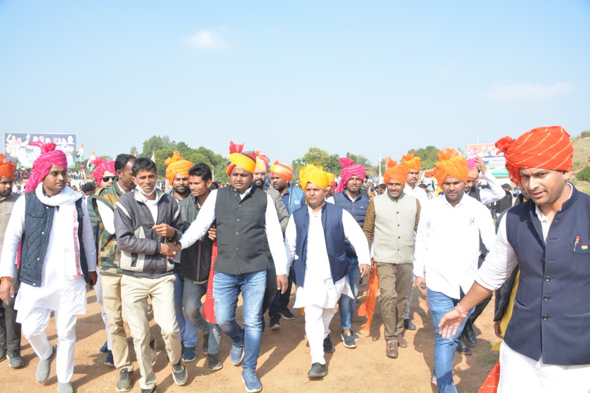 ViratWrites's tweet photo. आदिवासी युवाओं को खेलो के प्रति प्रेरित व आगे बढ़ाने के लिए राजस्थान युवा कांग्रेस अध्यक्ष @GaneshGINC ने आज डूंगरपुर में क्रिकेट प्रतियोगिता की शुरुआत की।

आदिवासी क्षेत्र में इतनी बड़ी तादाद में युवाओं को शानदार मंच देने के लिए शुक्रिया @IYC @RahulGandhi https://t.co/FPVuC7MwLG