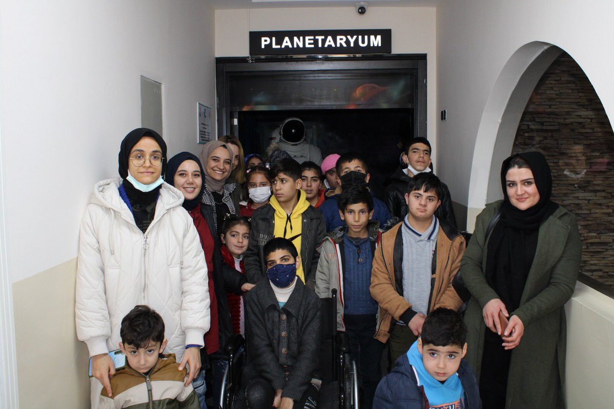 EdremitAdem's tweet photo. Planetaryum da bugün @ilgi_ozelegitim ve @umuda_adim_65 rehabilitasyon merkezi öğrencilerini ağırladık. Öğrenciler 360 derece sanal gerçeklik ile evreni ve yıldızları gözlemleme şansı yakaladılar🪐🌍

@tcailesosyal @deryayanikashb @tcvanedremit https://t.co/TXrhUbkpPh