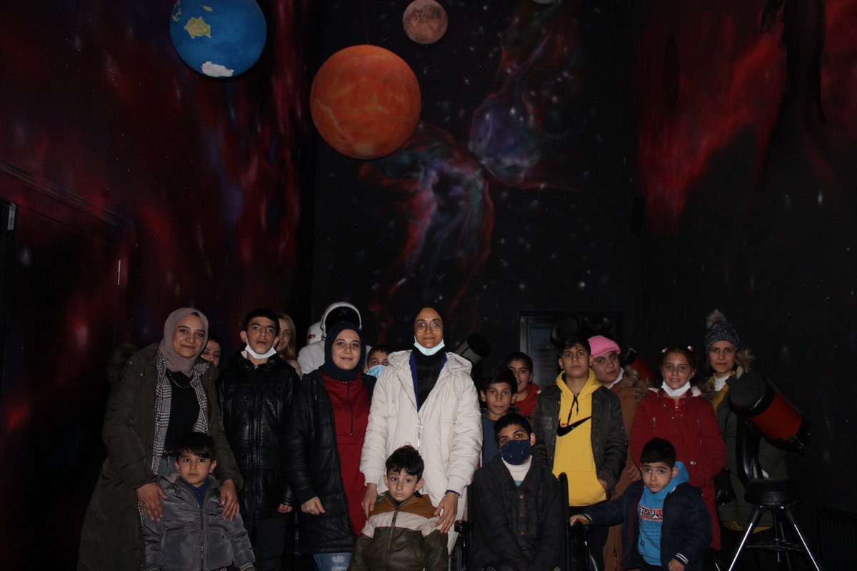 EdremitAdem's tweet photo. Planetaryum da bugün @ilgi_ozelegitim ve @umuda_adim_65 rehabilitasyon merkezi öğrencilerini ağırladık. Öğrenciler 360 derece sanal gerçeklik ile evreni ve yıldızları gözlemleme şansı yakaladılar🪐🌍

@tcailesosyal @deryayanikashb @tcvanedremit https://t.co/TXrhUbkpPh
