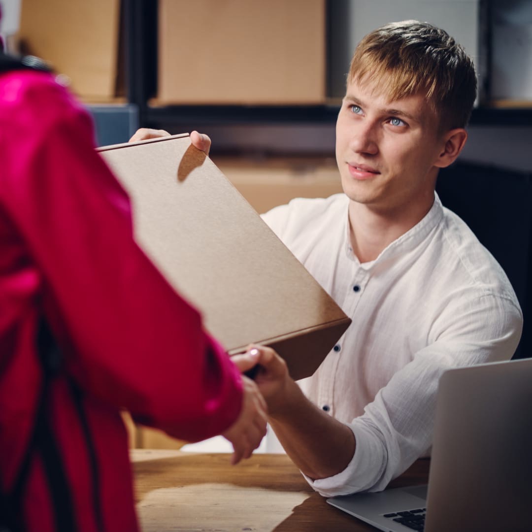 Когда все отдыхают, мы доставляем посылки вовремя.
Выбирайте нас для вашего бизнеса в праздники (и не только)🎄