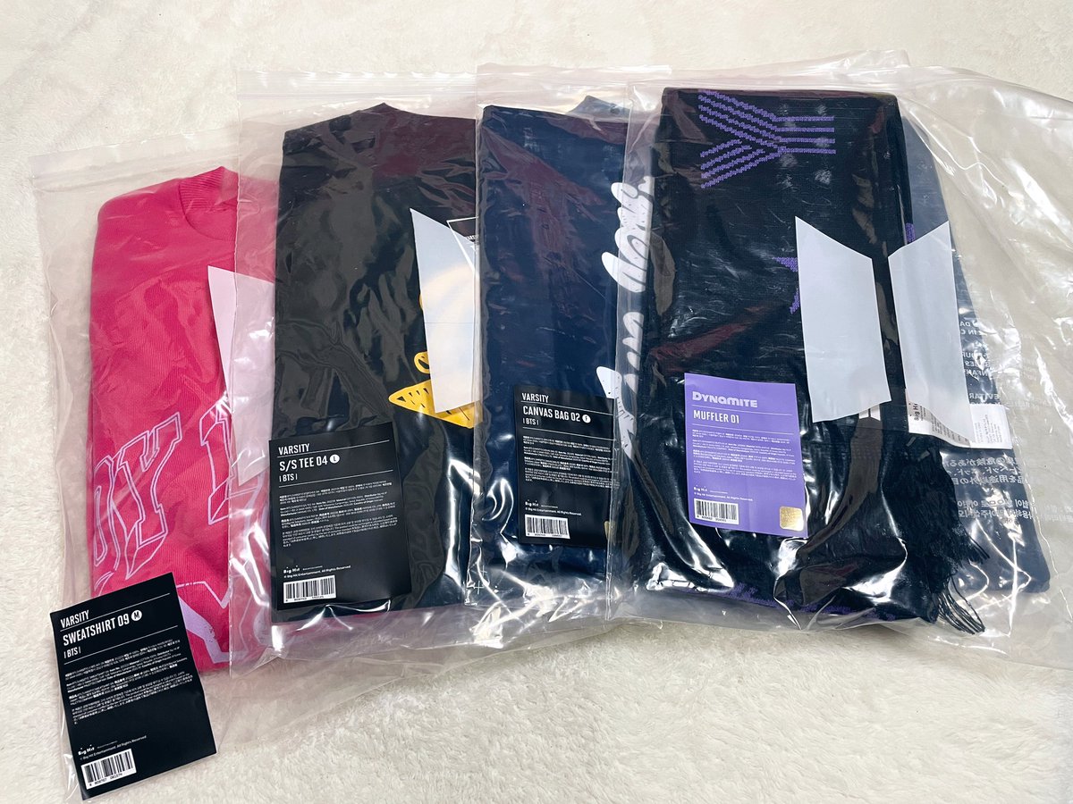 TaeNa_V1230's tweet photo. Fortune Box Bver.
なんとかく予想してたけど…
グッズの在庫分をどかっと入れた感じ!?🙃笑
たしかに本来の値段は結構いくと思うけど…ぬいぐるみ4つもどうしろと!?😂💫
持ってる物も多々…笑
コンテナBOX目当てだったとはいえこれ収納どうしよ🤣💫
#BTS
#BTS_FortuneBox
#TinyTAN https://t.co/bmm2DGjmZN