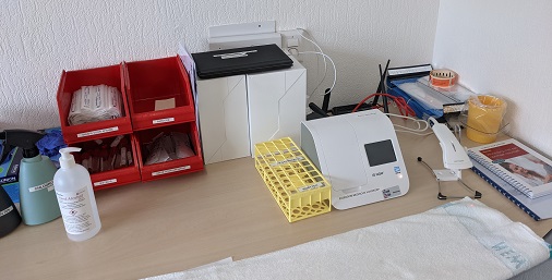 Onlangs namen wij een #PoC test apparaat voor Covid-19 PCR tests in gebruik op Nieuw Kerkelanden. PoC-tests zijn gemakkelijk in gebruik en leveren binnen 20 minuten een betrouwbaar resultaat. Inmiddels zijn de eerste #verpleegkundigen getraind en zijn de eerste testen uitgevoerd.