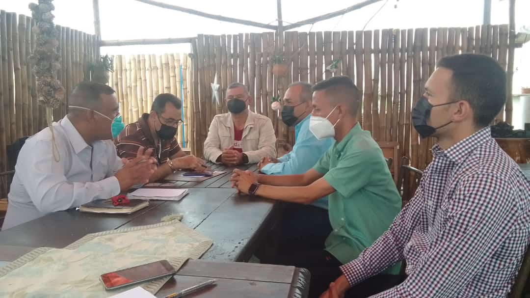 Alcalde <a href="/Psuvfelix1/">FelixPsuv</a> director general <a href="/JuanAraujoT1/">Psuv_JuanAraujo</a> director de planificación y desarrollo urbano-rural ING Leonardo Toro y director nacional de EcoSocialismo ING Franklin Linares articulando políticas en #Morán <a href="/NicolasMaduro/">Nicolás Maduro</a> <a href="/dcabellor/">Diosdado Cabello R</a> <a href="/AdolfoP_Oficial/">Adolfo Pereira Gobernador</a> <a href="/Inecolara/">Instituto de Ecosocialismo del Estado Lara</a> <a href="/ecoso/">omar ramon</a>