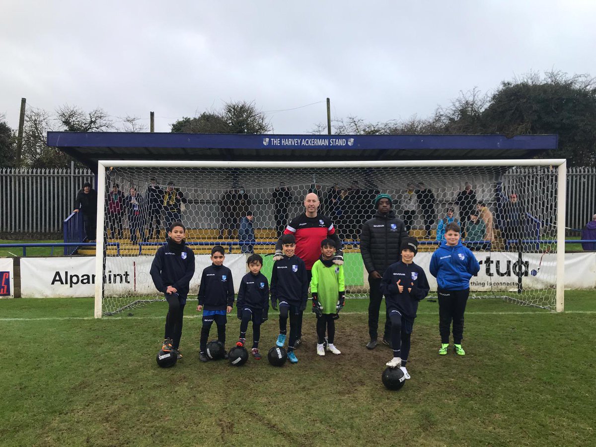 WinfinchleyYth's tweet photo. ⚽️🧤Well done to our Youth Team players for their half time penalty shootout last weekend against goalkeeping coach Gavin King https://t.co/pmy3AFYzjI