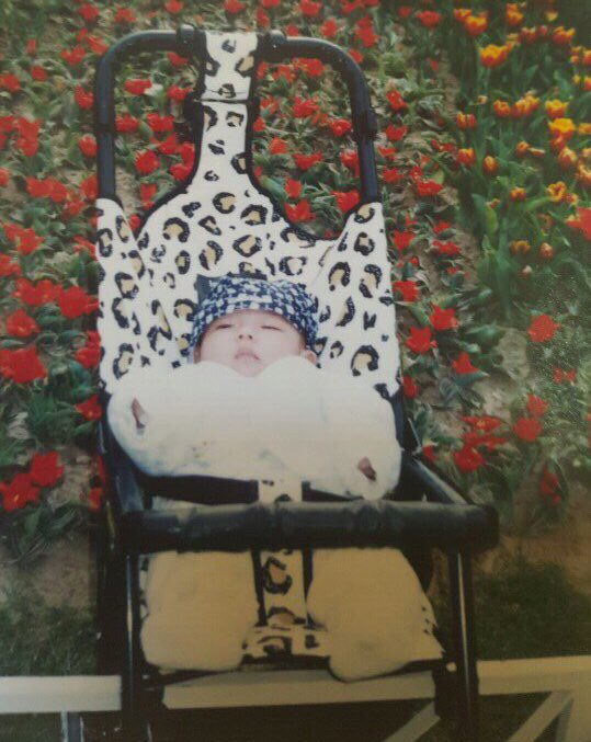 tetelibrary's tweet photo. a thread of taehyung, but as you scroll down he gets older : thread https://t.co/hy7MEisdOD