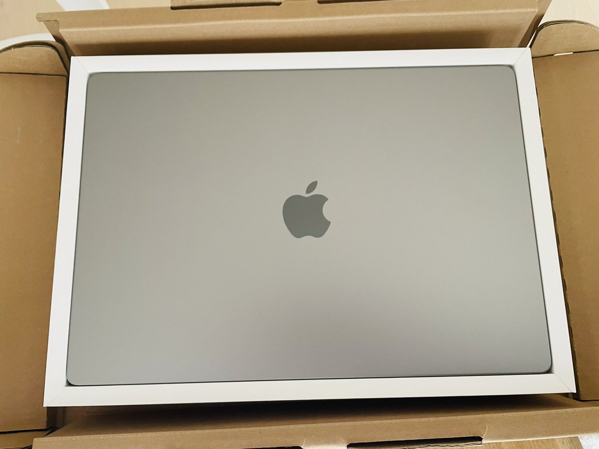 Tak je doma, MacBook Pro 16, M1 Pro 😳 doufam, ze vydrzi tak dlouho jako muj posledni MacBook Pro 15, ktery je z roku 2013 a porad spolehlive slape 🤞