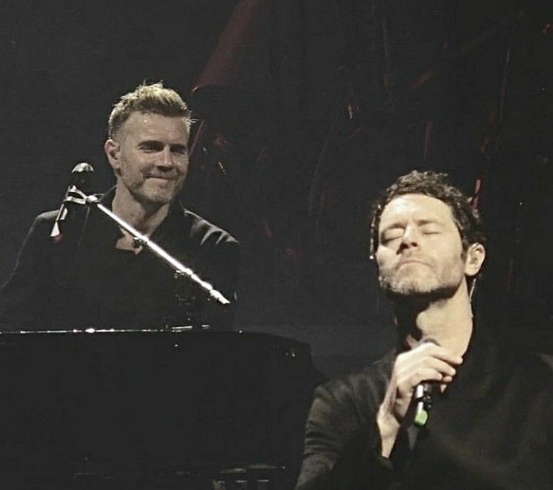hdlover10's tweet photo. So many emotions in this pic 😍😍😍 #takethat #howarddonald #garybarlow #donlow @HowardDonald @GaryBarlow @takethat https://t.co/KktWeW1QWq