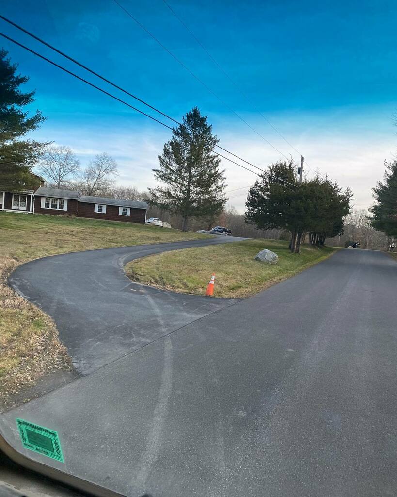 _deliverydave's tweet photo. Helper - where does this one go?
Dave - This one goes around back.
🚚 💨 

Yes this is the infamous house. https://t.co/BpCGFEN9h3