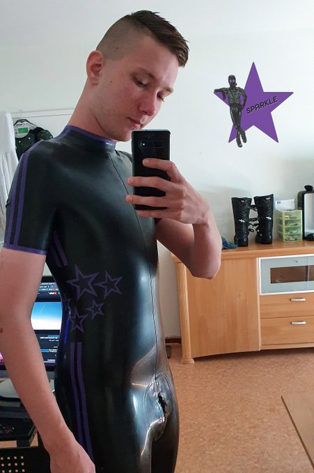 Old picture of my new suit? https://t.co/balH4zLPSy