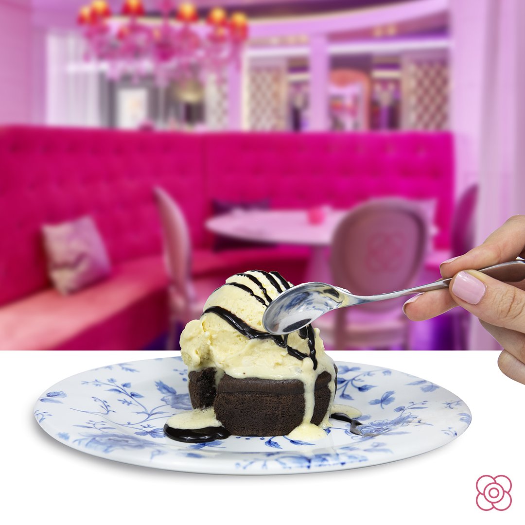 ¿Has probado alguna vez el #coulant de chocolate 🍫? En #MissSushi hemos incluido en la carta este coulant superior con con salsa de chocolate negro y helado de vainilla. Termina el año de la forma más dulce posible, pídelo nuestro en misssushi.es 🌸