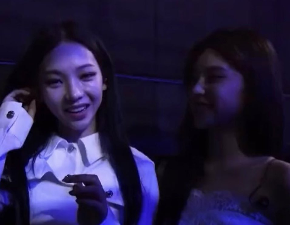 winttokkie's tweet photo. yeji looking at karina https://t.co/MdIPn5Hjws