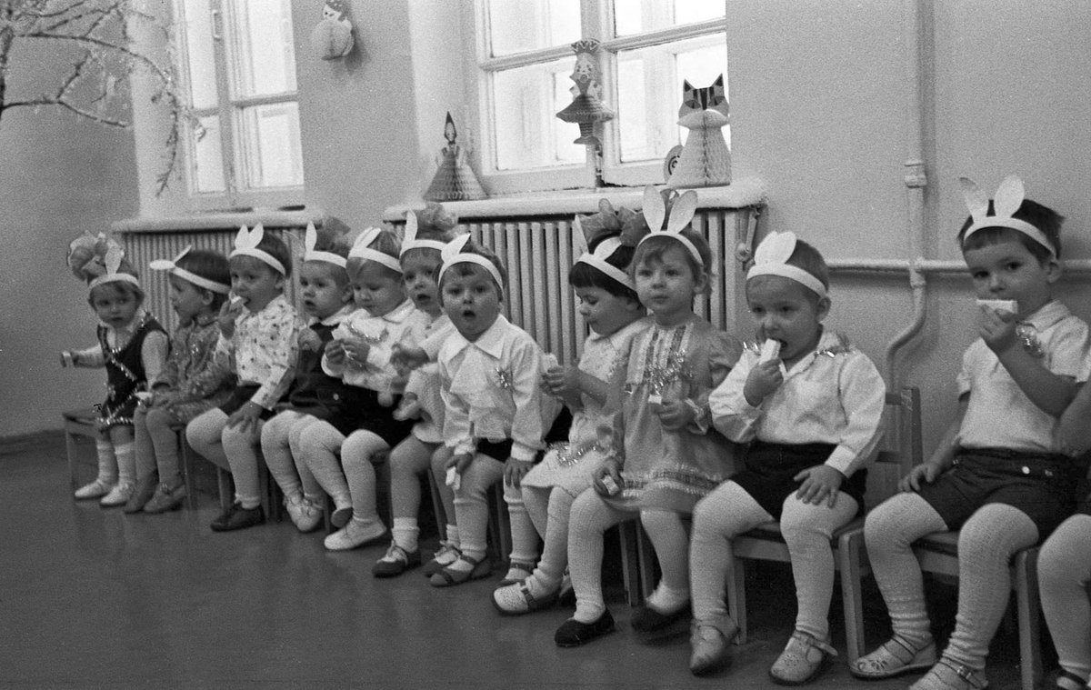 HistoryFoto's tweet photo. Советские зайки кушают дефицитную пастилу. Новогодний утренник в детском саду. СССР. 1979 г. https://t.co/vPhLLAcLZo