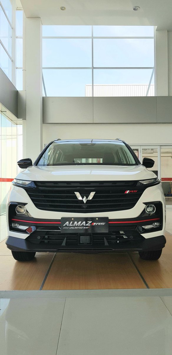 TomtomTheTabby's tweet image. Yg lain nungguin service rutinnya sambil nonton &amp;amp; ngupi syantik di ruang tunggu.
Yg ini mondar mandir meneliti dengan seksama perbedaan antara
#WulingAlmaz gen pertama
VS
#WulingAlmaz yg RS.
Lalu tiba² kesambet godaan syetan trade in
#HondaCRV dirumah sama
#WulingAlmazRS 2tone 😐