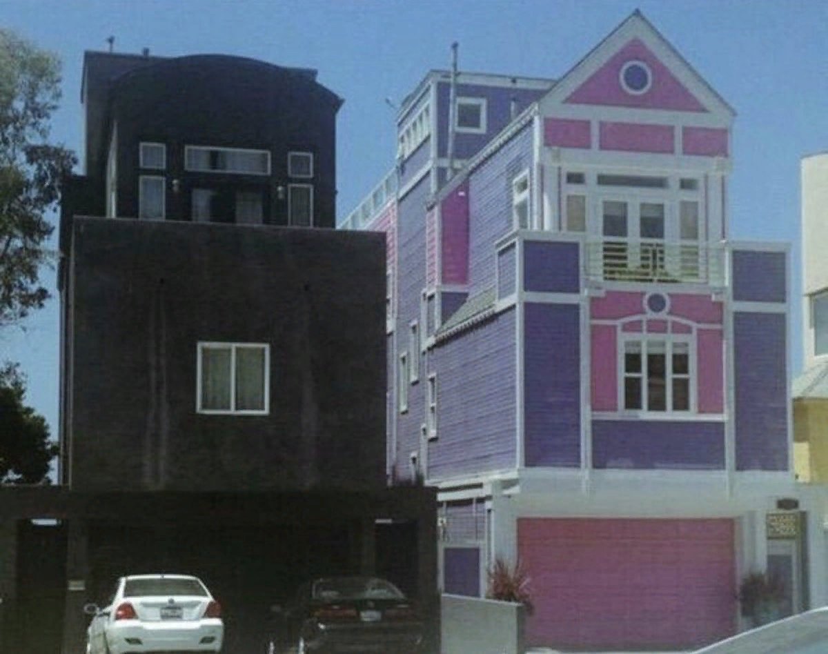 Meme house. Черный и розовый дом. Черный дом и розовый дом. Розовый домик. Черный и розовый дос рядом.
