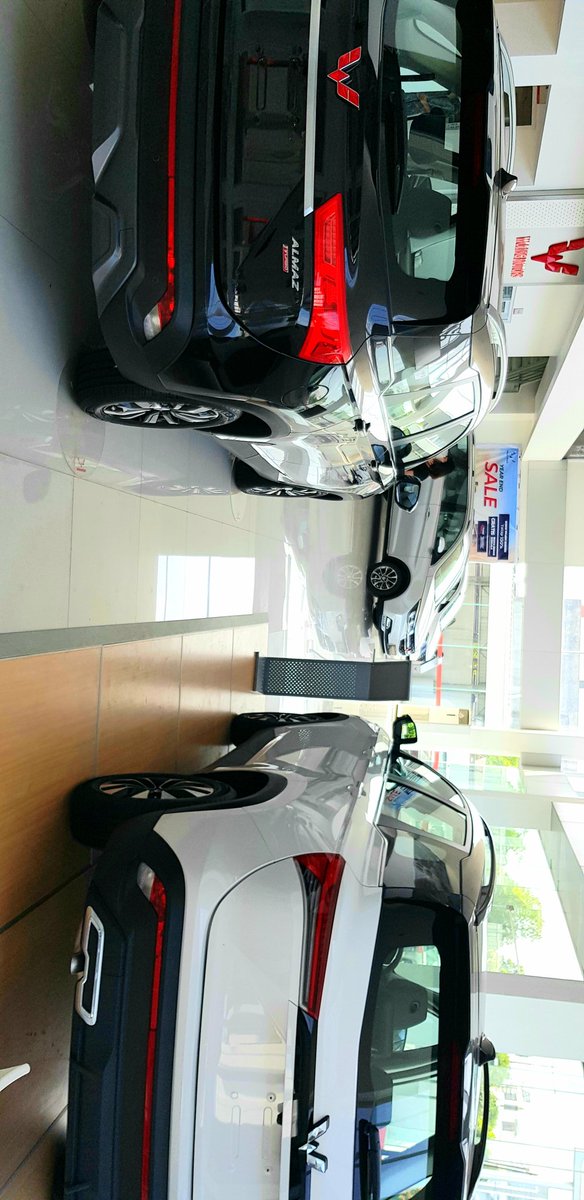 TomtomTheTabby's tweet image. Yg lain nungguin service rutinnya sambil nonton &amp;amp; ngupi syantik di ruang tunggu.
Yg ini mondar mandir meneliti dengan seksama perbedaan antara
#WulingAlmaz gen pertama
VS
#WulingAlmaz yg RS.
Lalu tiba² kesambet godaan syetan trade in
#HondaCRV dirumah sama
#WulingAlmazRS 2tone 😐