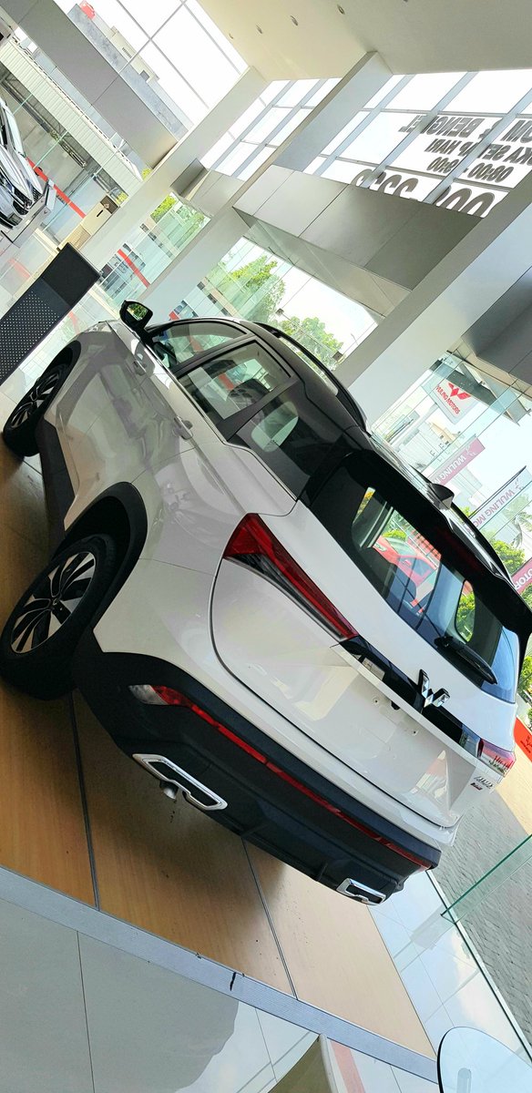 TomtomTheTabby's tweet image. Yg lain nungguin service rutinnya sambil nonton &amp;amp; ngupi syantik di ruang tunggu.
Yg ini mondar mandir meneliti dengan seksama perbedaan antara
#WulingAlmaz gen pertama
VS
#WulingAlmaz yg RS.
Lalu tiba² kesambet godaan syetan trade in
#HondaCRV dirumah sama
#WulingAlmazRS 2tone 😐