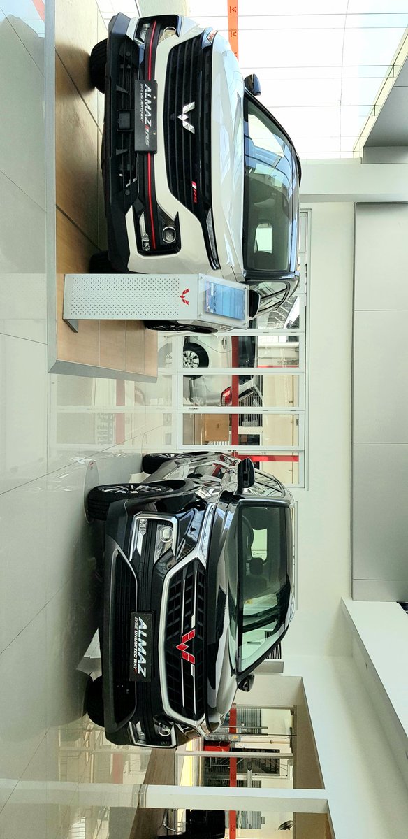 TomtomTheTabby's tweet image. Yg lain nungguin service rutinnya sambil nonton &amp;amp; ngupi syantik di ruang tunggu.
Yg ini mondar mandir meneliti dengan seksama perbedaan antara
#WulingAlmaz gen pertama
VS
#WulingAlmaz yg RS.
Lalu tiba² kesambet godaan syetan trade in
#HondaCRV dirumah sama
#WulingAlmazRS 2tone 😐