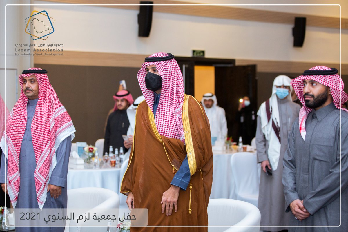 Lazam_V's tweet photo. وصول صاحب السمو الملكي الأمير محمد بن سلطان آل سعود @msna_20 
"راعي #حفل_جمعية_لزم_السنوي 2021" وبدء السلام الملكي. https://t.co/LHWENx4JdE