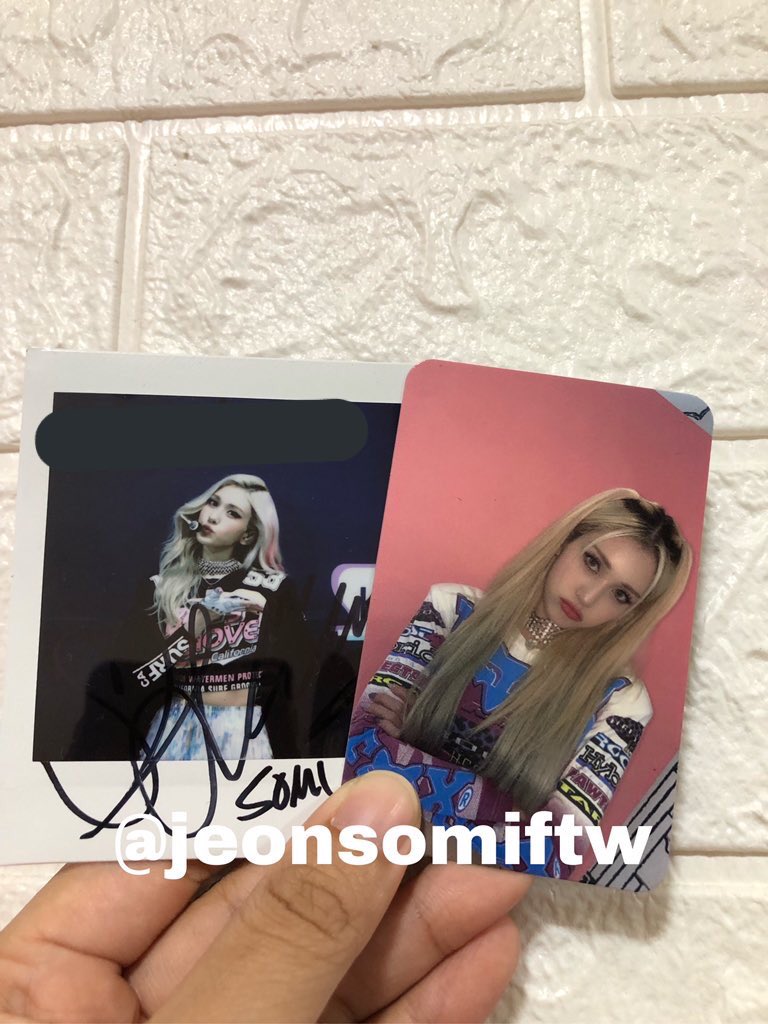 jeonsomiftw's tweet photo. yay somi’s signed polaroid &amp; pc from the #XOXO streaming event are here and it’s my favourite outfits ever 🤩😍 thank you tbl, thank you @somi_official_ 🥰♥️ https://t.co/YVQbcqSzzC