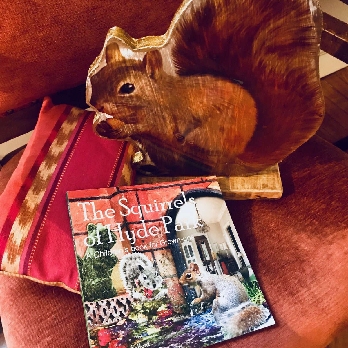 Warm wishes from #Thesquirrelsofhydepark <a href="/Emeliesalford/">Emelie Salford</a> #Fluffyheartpublishing 🐿