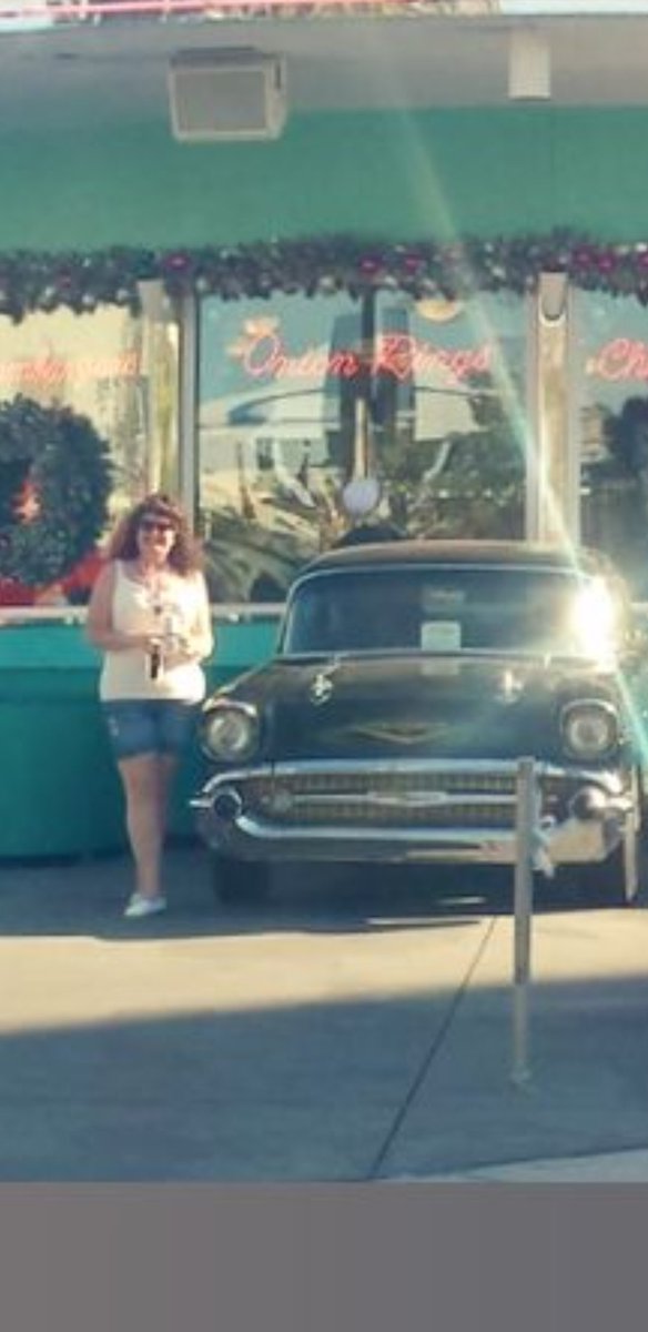 U2justmeKT's tweet photo. This time 7 years ago, universal Studios, Florida my favourite film and 2 cars and the diner from it. American Graffiti. #lookhowslimiwas #ineedtogoback #needtobethatslimagain
#wolfmanjack https://t.co/bRp2JpgdY2