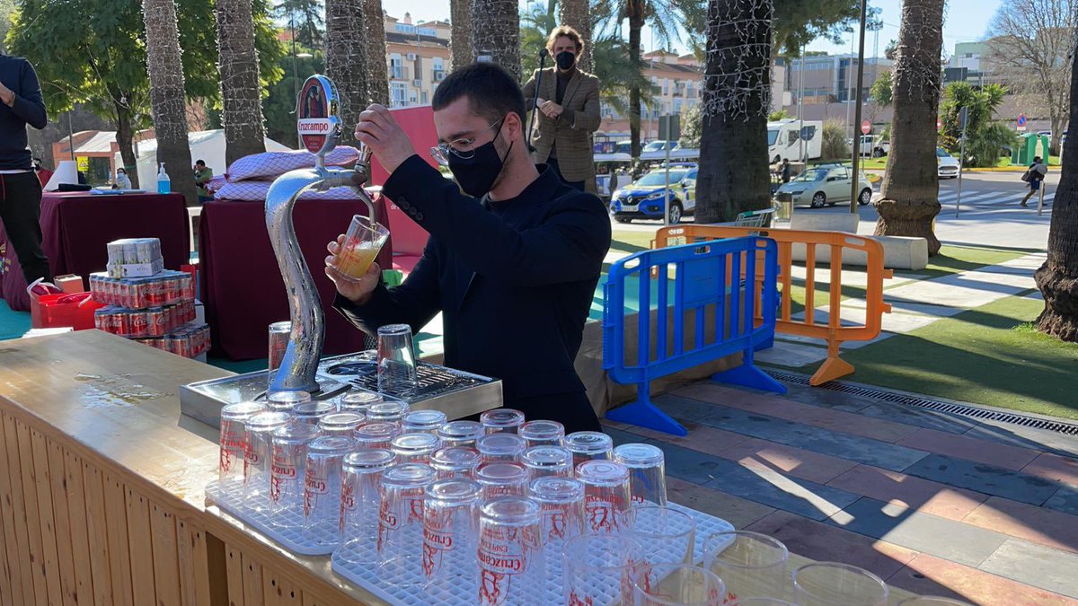 tomaresgourmet's tweet photo. 🚨 En directo: concurso de tiraje en la plaza del ayuntamiento de Tomares.
👤Cuarto participante: José Manuel (Damadá Aljarafe).
@cruzcampo https://t.co/EOtEwoxTVL