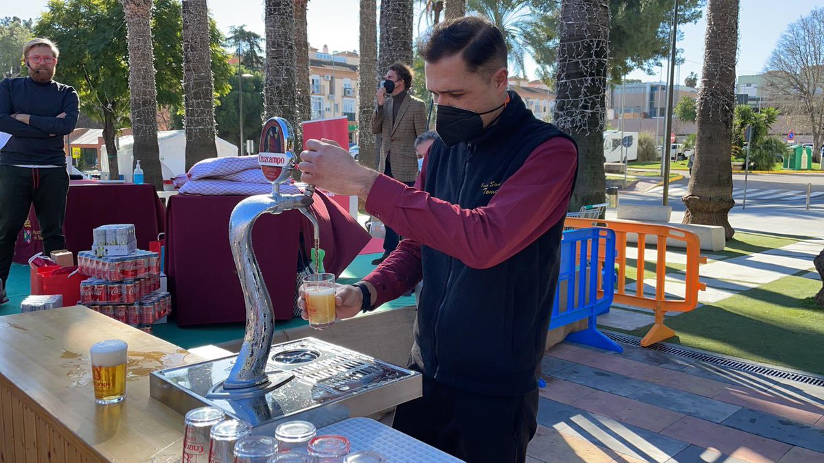 tomaresgourmet's tweet photo. 🚨 En directo: concurso de tiraje en la plaza del ayuntamiento de Tomares.
👤Octavo participante: Moisés (Peña Sevillista).
@cruzcampo https://t.co/GmroDZQ1s2