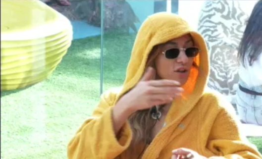 FrancaElisac's tweet photo. Trova le differenze:una è in accappatoio l'altra no🤣🤣🤣🤣 #gfvip #Marialuce #queendestacippa https://t.co/kdEBj1GHyN