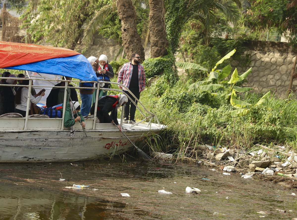 ylefoundation's tweet photo. Youth Love Egypt Foundation implements a clean up campaign in cooperation with @OurOcean to clean Nile River with the participation of 150 students from Badya school to raise awareness about the impact of plastic on climate change #ylecop #plastic #ClimateCrisis #educational https://t.co/e5rkXKlO80