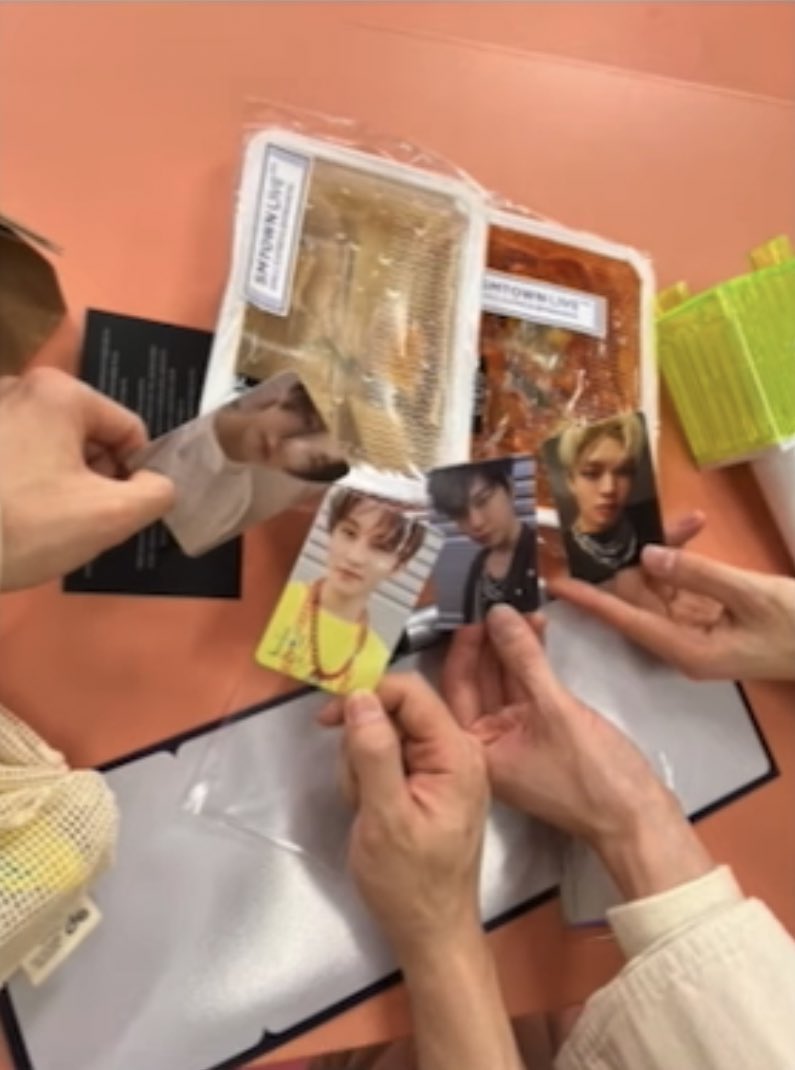 เอาจริงคอนเท้นแบบนี้ส่วนใหญ่จะเห็นจากมือผู้หญิงอะ พอเป็นมือผู้ชายละให้ความรู้สึกแปลกใหม่ ที่พีคกว่าคือเป็นมือศิลปินเอง555555555555555555555