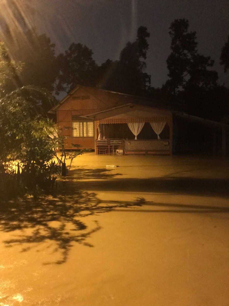 MeorSyahh's tweet photo. Rumah Pakcu di Kampung Tanjung, Karak,Pahang. Mangsa Bencana 😭🥺 Sama-sama kita doakan pakcu. https://t.co/Qyn3iqA95l