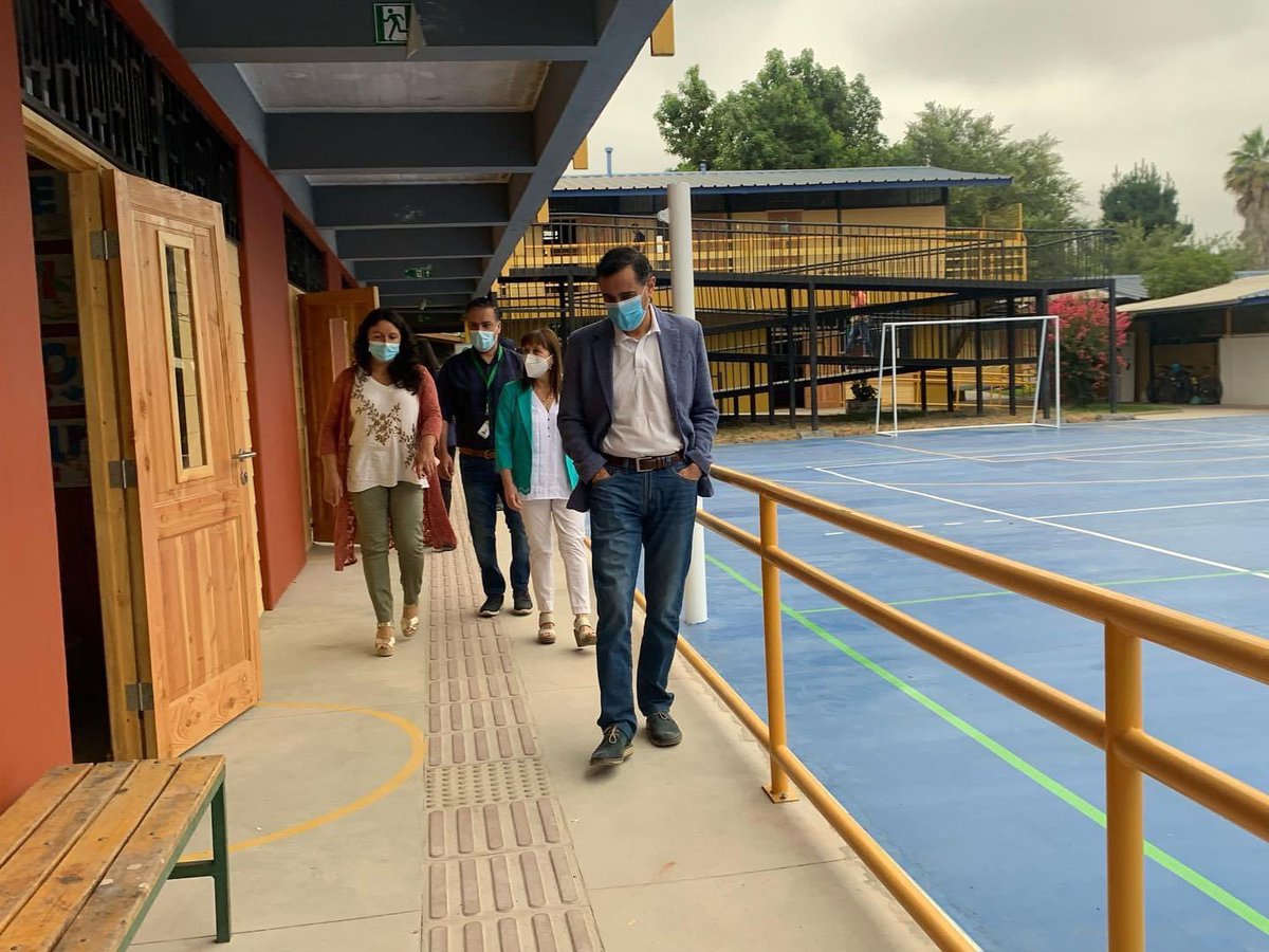 Daemcco's tweet photo. Comunidad educativa CEIC de la Red Educativa Municipal, agradeció a @JavierMAlcalde @Muni_Curico, Concejo y directora @Daemcco @Paulibustol por histórica gestión de inversión en mejoramiento de infraestructura por 300 millones, beneficiando a más de un centenar de estudiantes. https://t.co/0fa4z8EKfv
