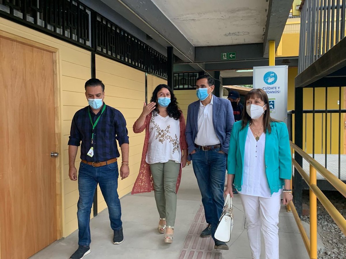 Daemcco's tweet photo. Comunidad educativa CEIC de la Red Educativa Municipal, agradeció a @JavierMAlcalde @Muni_Curico, Concejo y directora @Daemcco @Paulibustol por histórica gestión de inversión en mejoramiento de infraestructura por 300 millones, beneficiando a más de un centenar de estudiantes. https://t.co/0fa4z8EKfv