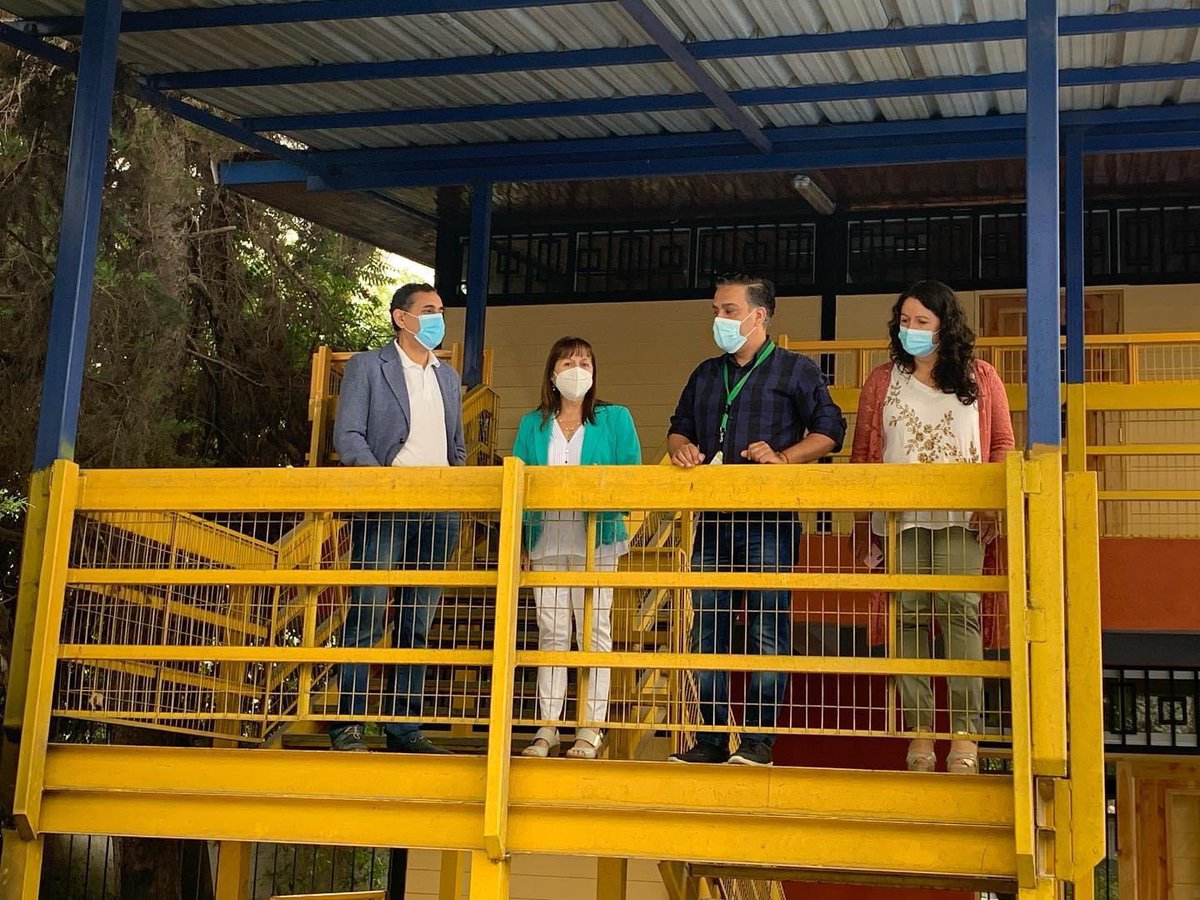 Daemcco's tweet photo. Comunidad educativa CEIC de la Red Educativa Municipal, agradeció a @JavierMAlcalde @Muni_Curico, Concejo y directora @Daemcco @Paulibustol por histórica gestión de inversión en mejoramiento de infraestructura por 300 millones, beneficiando a más de un centenar de estudiantes. https://t.co/0fa4z8EKfv