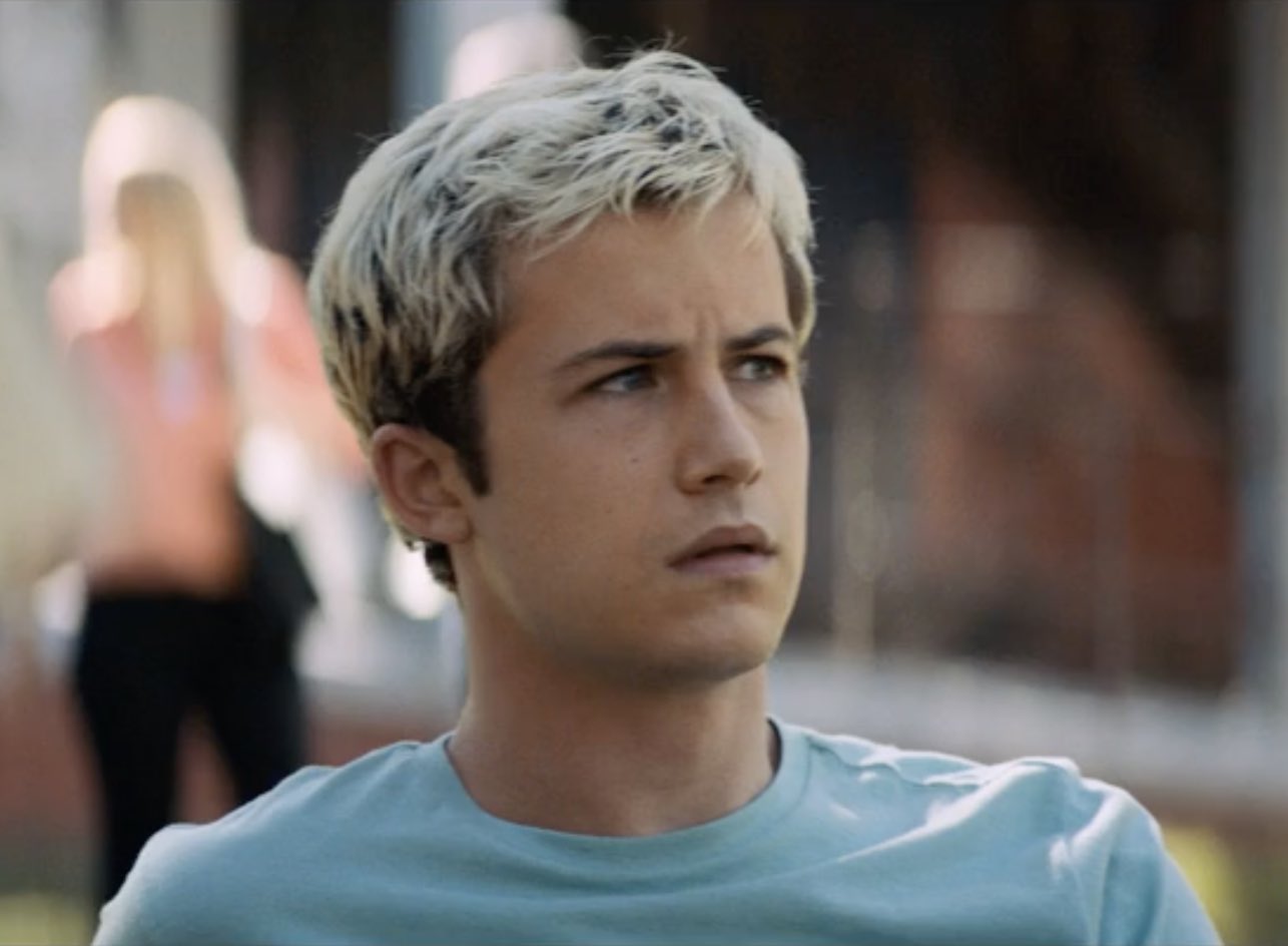 ¡Feliz cumpleaños a Dylan Minnette!  Happy birthday!   