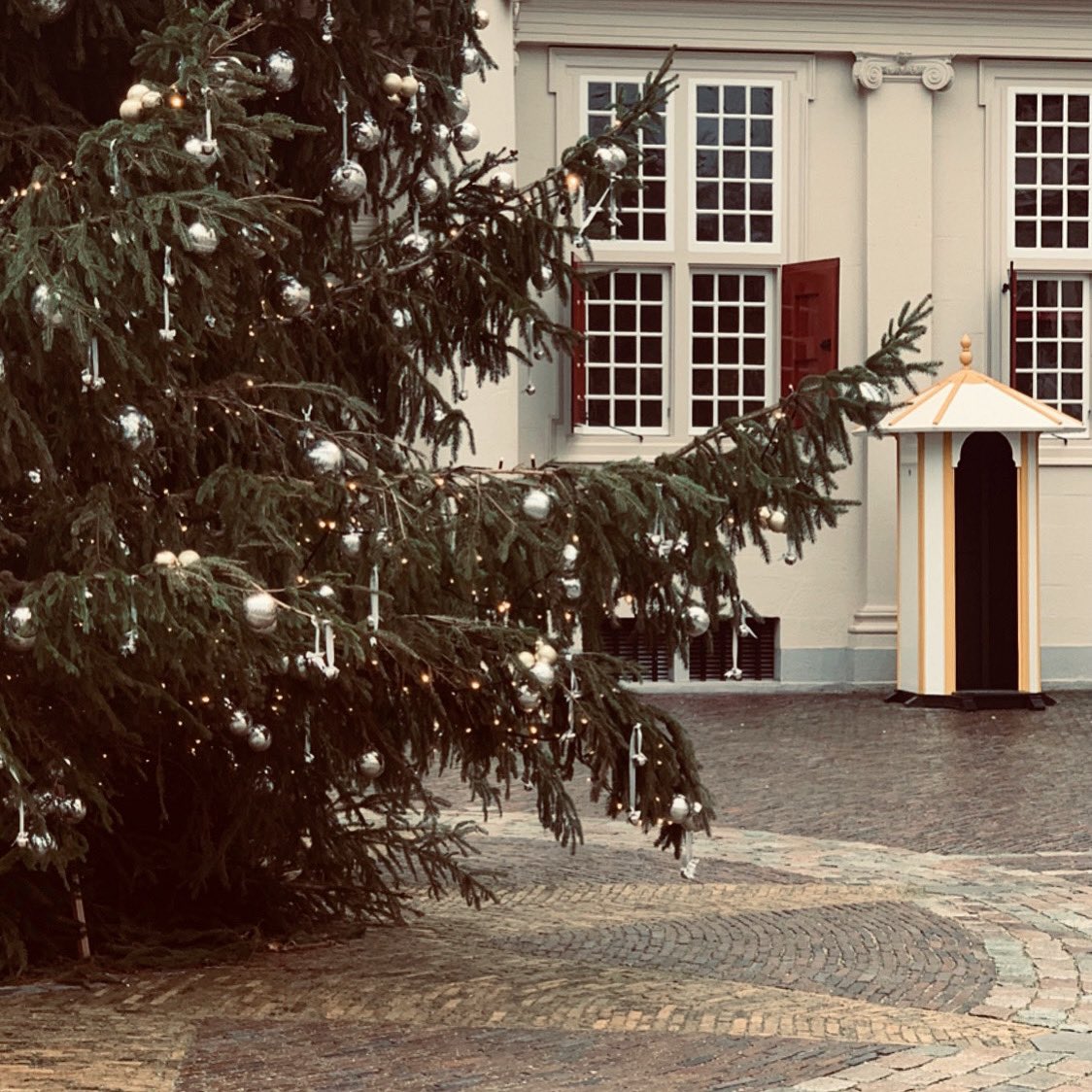MKB_DenHaag's tweet photo. Genieten van het mooie van de stad, goede koffie op het #Noordeinde en ideetjes opdoen voor tafelen met Oud en Nieuw. #MKBDenHaag #inlockdown door het oog van bestuurslid @RosanGompers. // #ondernemers #houvol #kooplokaal https://t.co/QpKuspBHNe