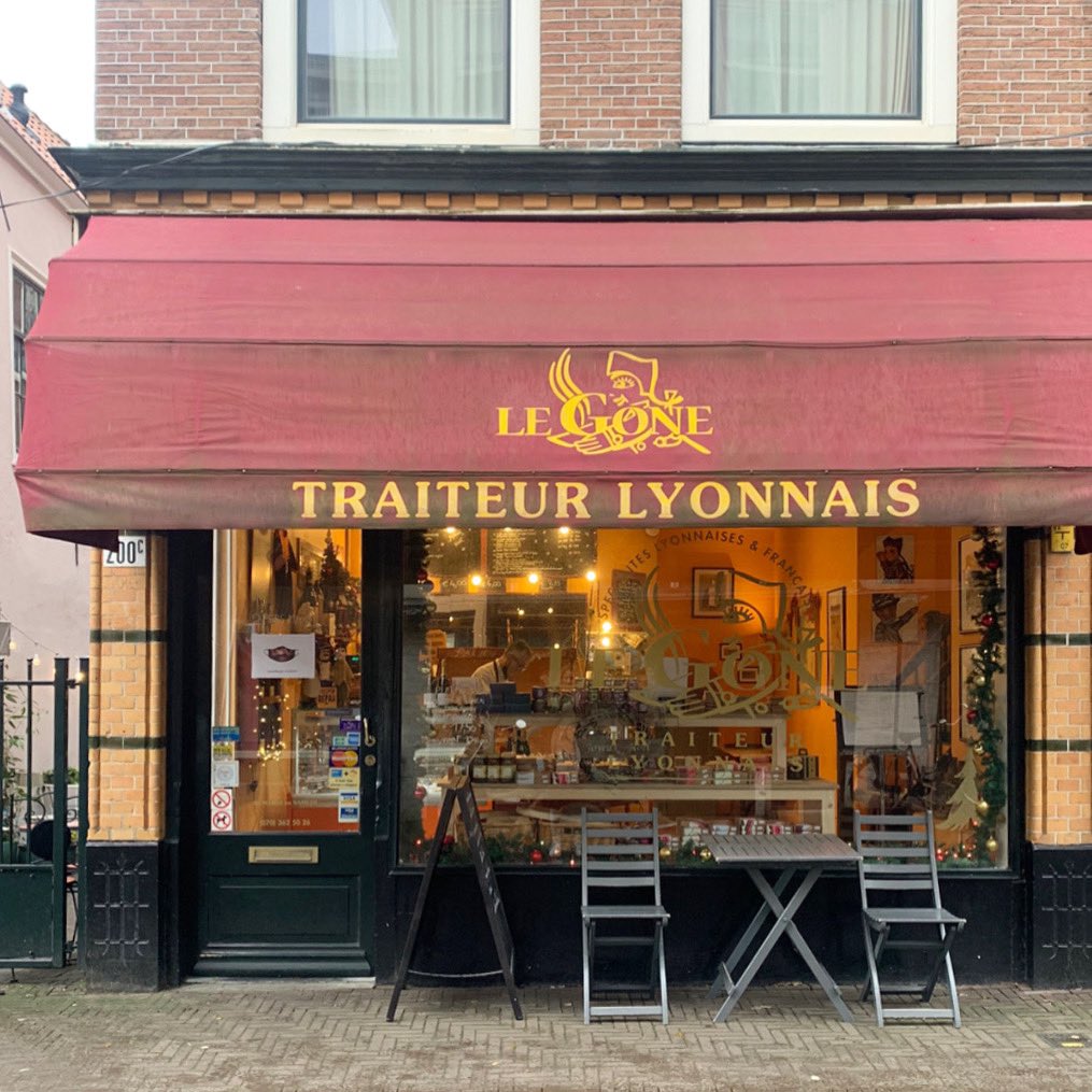 MKB_DenHaag's tweet photo. Genieten van het mooie van de stad, goede koffie op het #Noordeinde en ideetjes opdoen voor tafelen met Oud en Nieuw. #MKBDenHaag #inlockdown door het oog van bestuurslid @RosanGompers. // #ondernemers #houvol #kooplokaal https://t.co/QpKuspBHNe
