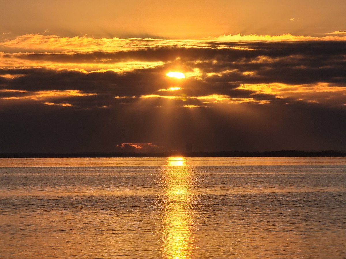 SpaceCoastSkies's tweet photo. The last Wednesday of '21 began like this...Good morning! #FLwx #SpaceCoastSkies #StormHour #humpday #crepuscularrays #raysfordays #lovefl #blessed https://t.co/WdmwmW8zJS