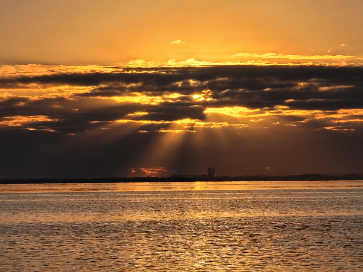 SpaceCoastSkies's tweet photo. The last Wednesday of '21 began like this...Good morning! #FLwx #SpaceCoastSkies #StormHour #humpday #crepuscularrays #raysfordays #lovefl #blessed https://t.co/WdmwmW8zJS