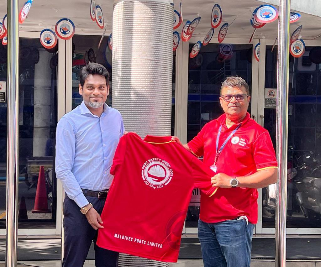 Portmv's tweet photo. #PortSafetyWeek & #SafetyRun t-shirt was handed over to @stoplc MD @HusenAmr by CEO @shahid2742. We thank Mr Amru for participating in #PortSafetyWeekRun. https://t.co/mVz3bq2FHv