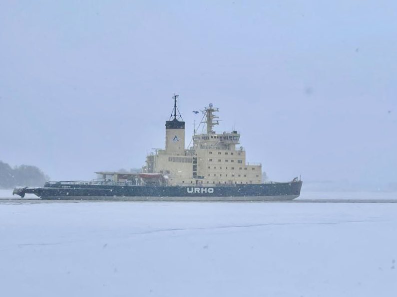 Snow falling today when #Icebreaker #Urho departs as #4 for the season. 4/8 icebreakers now in operation before new year. More than any year since 2002. #Arctia #Winternavigation #Finland
