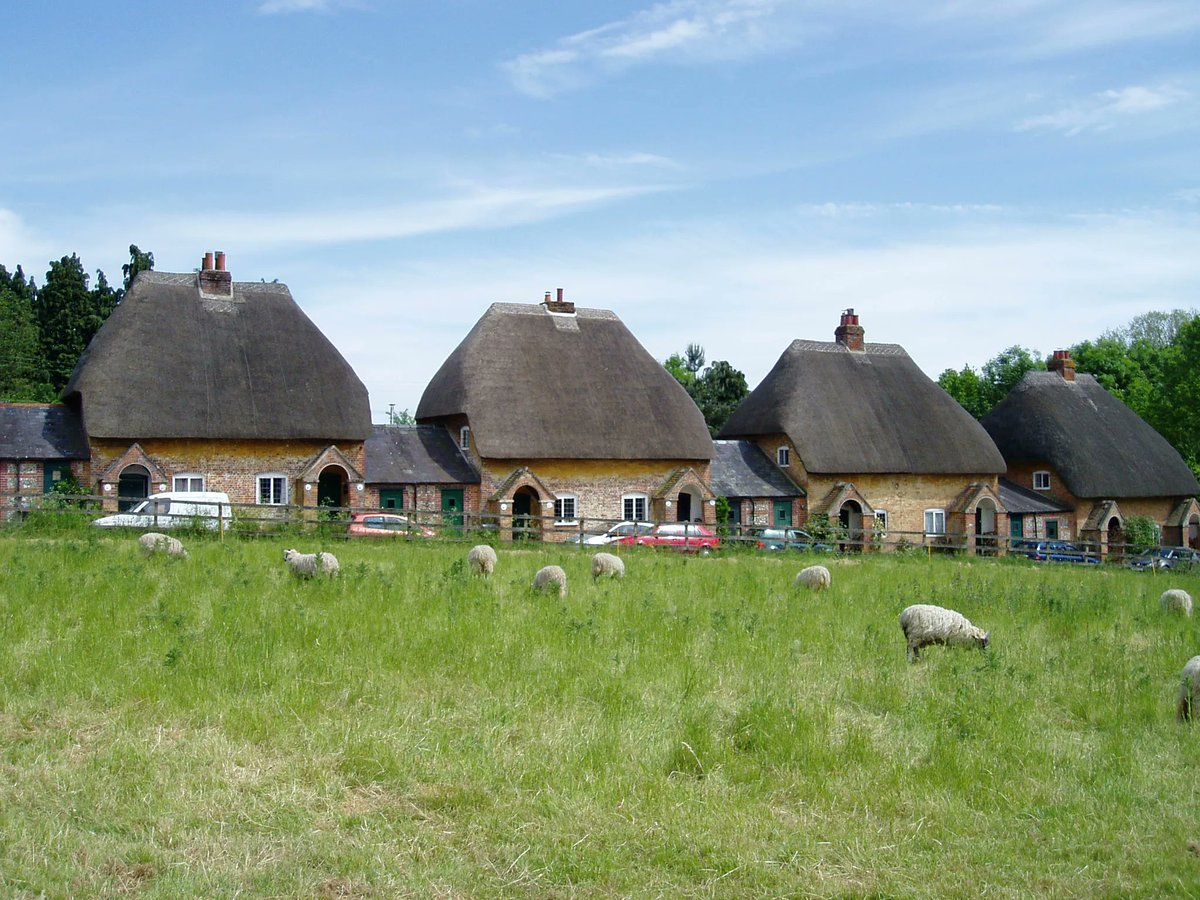 WbHeritage's tweet photo. These Grade II listed 'pepperpot' cottages in #Leverton, #Hungerford, were described by Nikolaus Pevsner in 1966 as "a sweet model village of c.1800": https://t.co/OAV1BlIvac. #PepperPotDay https://t.co/SmZbbszQJz