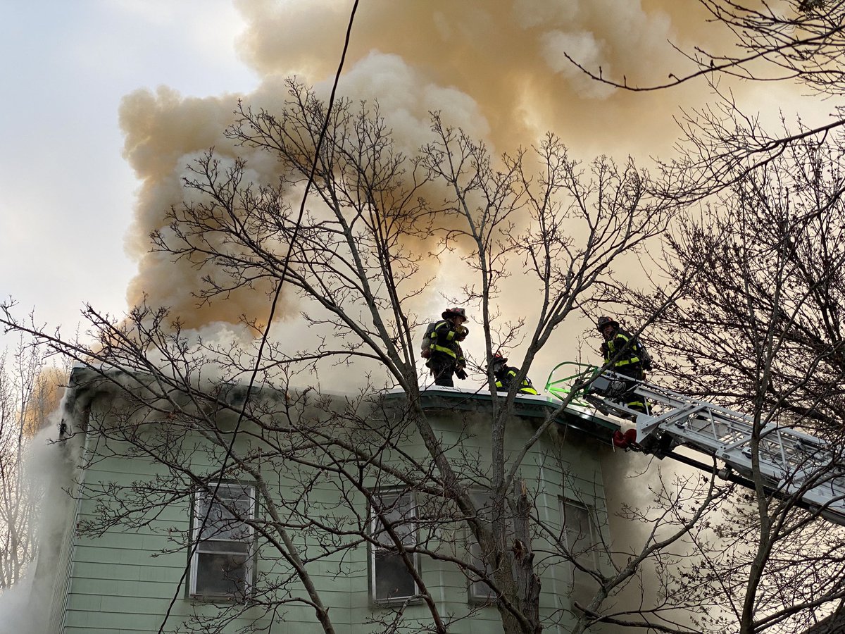 3rd alarm of fire Cambridge Ma, box 23 scene photo by @pictureboston https://t.co/hMBF4Wy06y