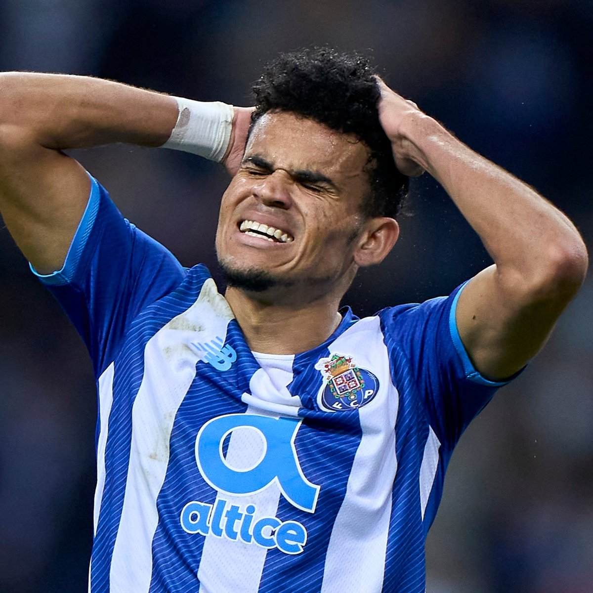 B24PT's tweet photo. Luis Díaz testou positivo à covid-19 e falha o clássico contra o Benfica. https://t.co/Dt3cGkFkDI