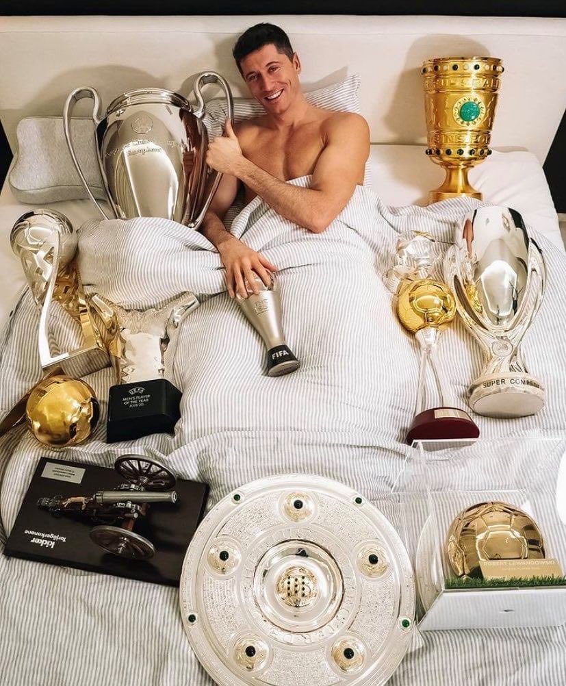 ActuFoot_'s tweet image. Lewandowski : « Le Ballon d’Or ? J’ai marqué 69 buts en une saison, donc, vous savez… J’ai fait tout ce que j’ai pu. Au niveau de mes performances personnelles, je peux me regarder dans un miroir et me dire que j’ai tout fait pour le mériter. »

(Mirror)