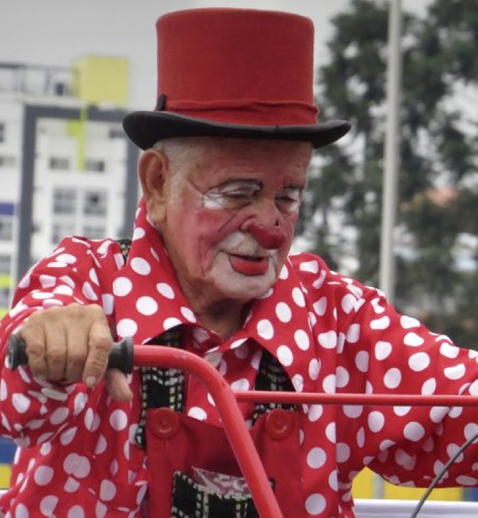 andosc1's tweet photo. Tongorito, o Pedro Alberto Zambrano (1930-2021).  El payaso ‘Tongorito’, falleció este 29 de diciembre en Girón. El artista inició su carrera desde muy joven, y participó en circos nacionales e internacionales. Dejo un legado de alegrías y risas a muchas generaciones de la región https://t.co/MsCw8qBmca