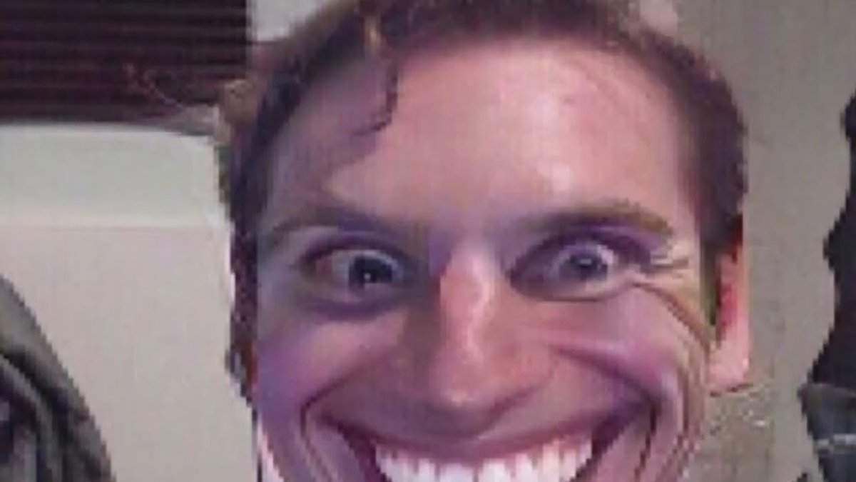 Мем парень улыбается. Мем ухмылка лицо. Грустный гарольд. Мем парень улыбается. Грустный дед гарольд.