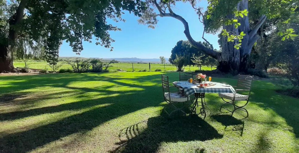 While everyone is looking towards 2022, let's take a moment with us to appreciate the precious ones from the past year. We'll take pleasure in the small things (and big sky views) like a breakfast spread, with epic farm views along the Fish River. 
#KarooHeartland #NewYear2022